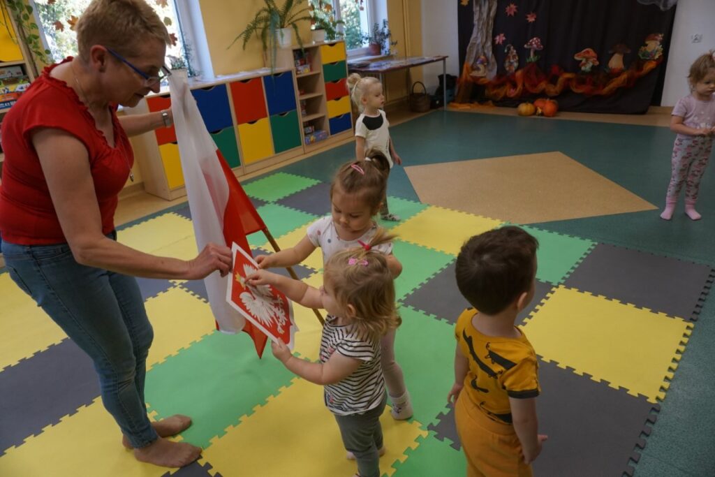 Dzieci poznają symbole narodowe: flaga i godło