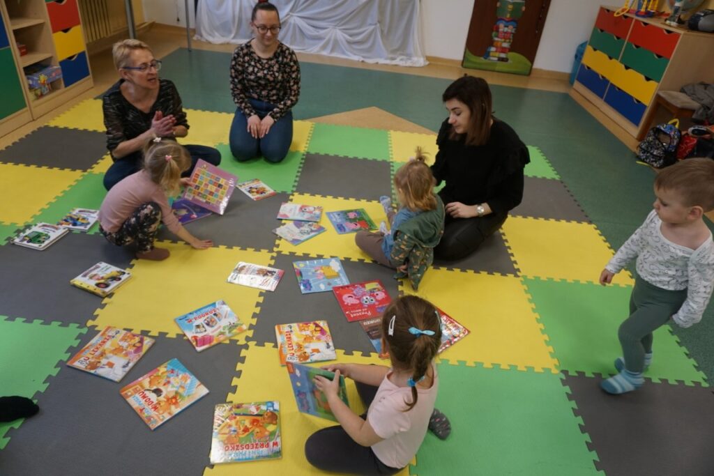 Dzieci wybierają książeczki  do wypożyczenia