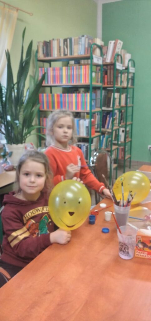 Dziewczynki malują balony