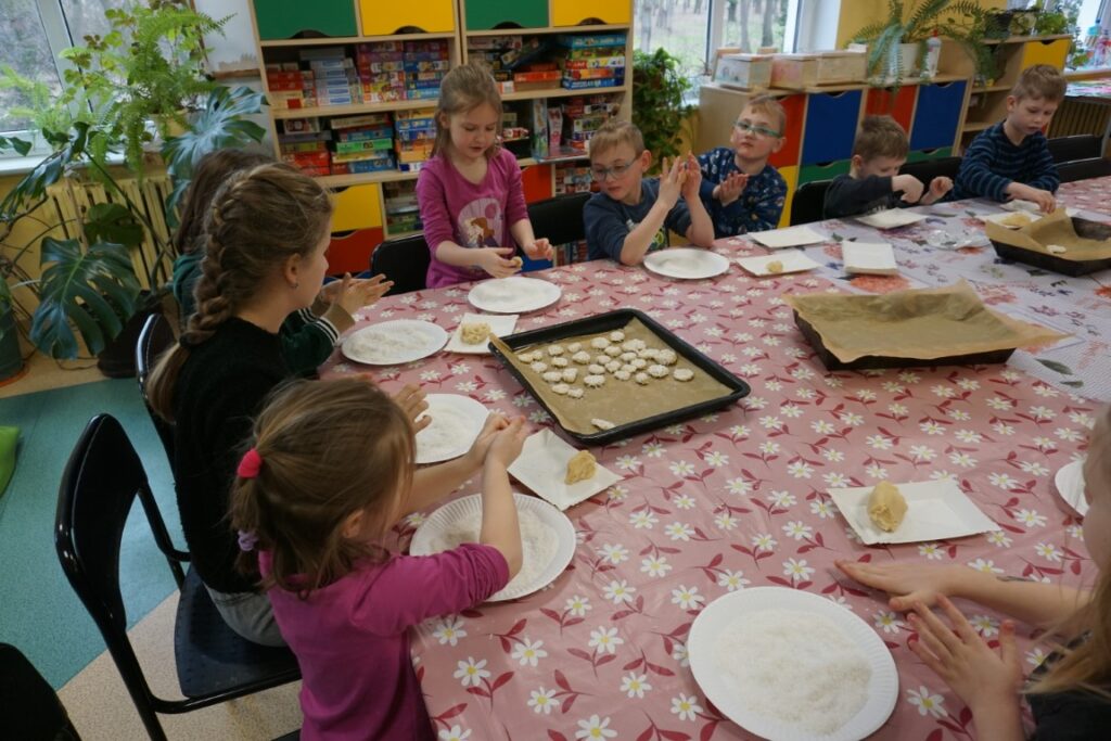 Dzieci przygotowują ciastka wiórkowe