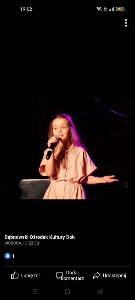 Dziewczynka na scenie śpiewa