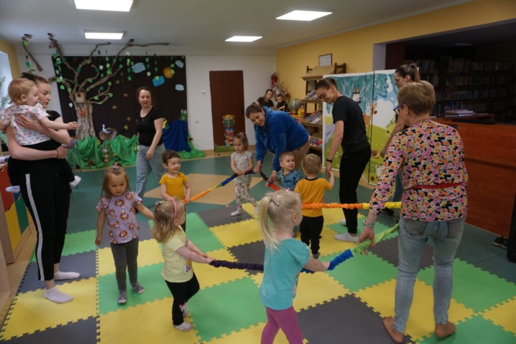 Taniec dzieci z si-gumą