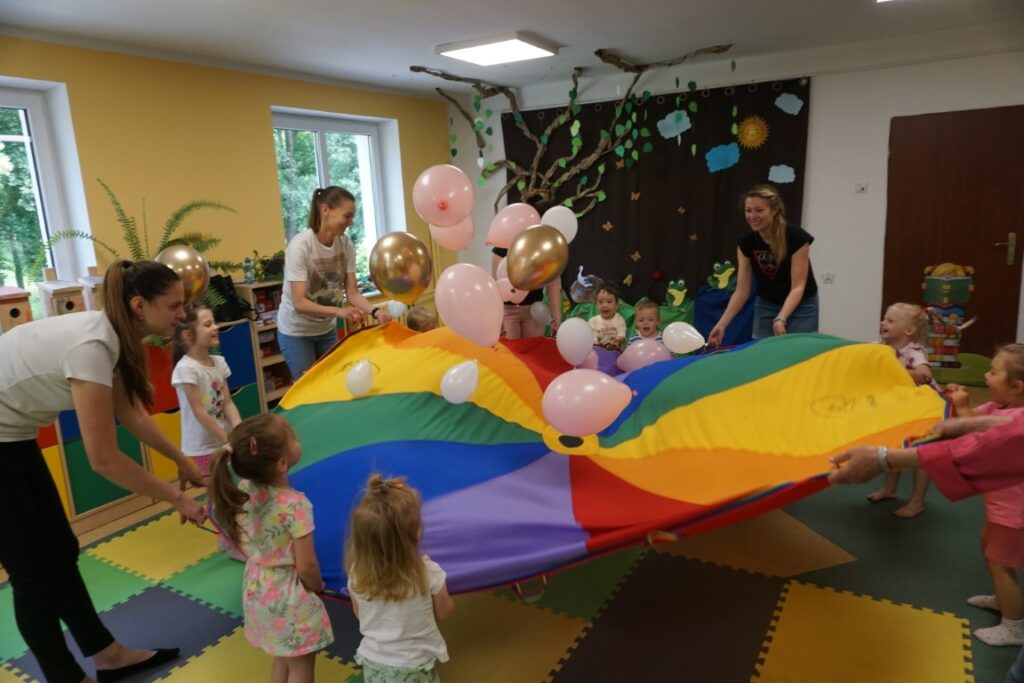 Dzieci odbijają balony chustą animacyjną