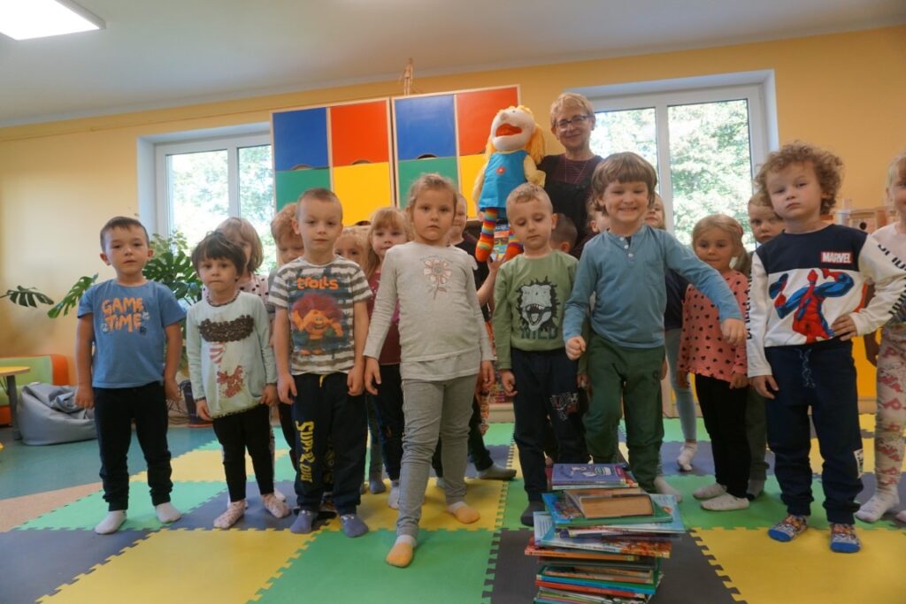 Dzieci z przedszkola podczas wizyty w bibliotece