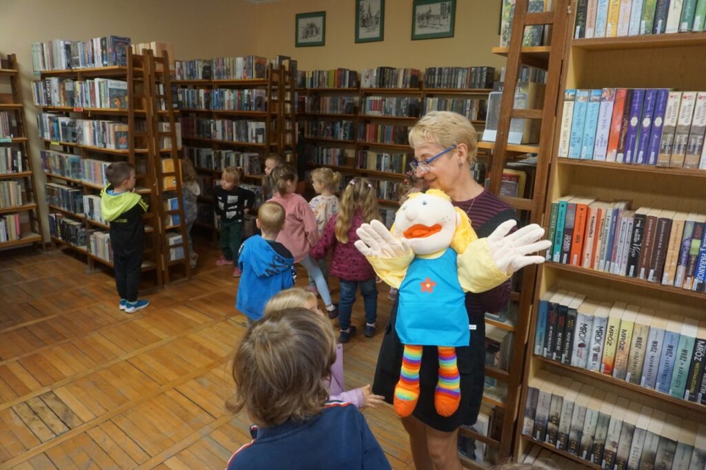 Dzieci z przedszkola podczas wizyty w bibliotece