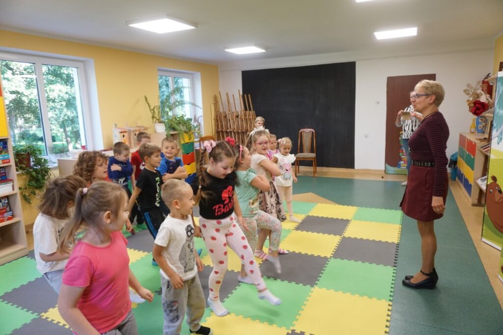 Dzieci poruszają nogami i rękoma
