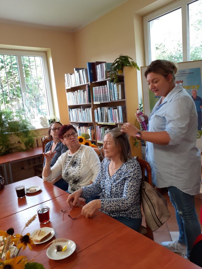 Uczestnicy Spotkania z fryzjerką Alicja B. w bibliotece dla dorosłych