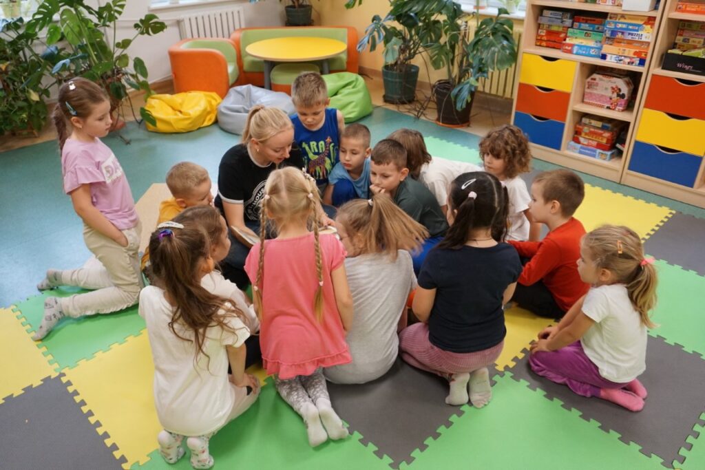 Dzieci czytające książkę w dziecięcym oddziale Bick