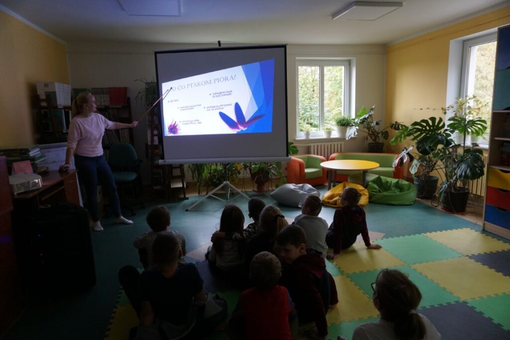 Dzieci oglądają prezentację o ptakach