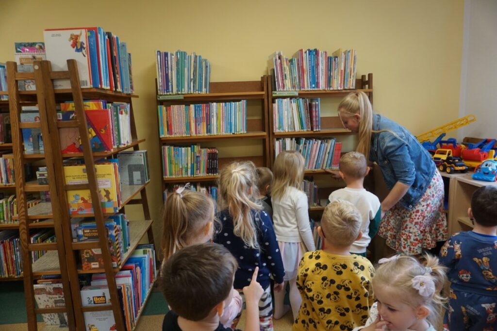 Dzieci zapoznają się z układem książek na półkach