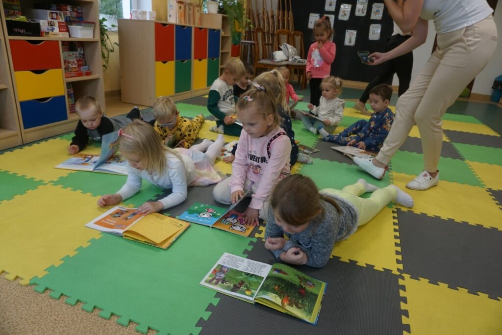 Dzieci oglądają książeczki