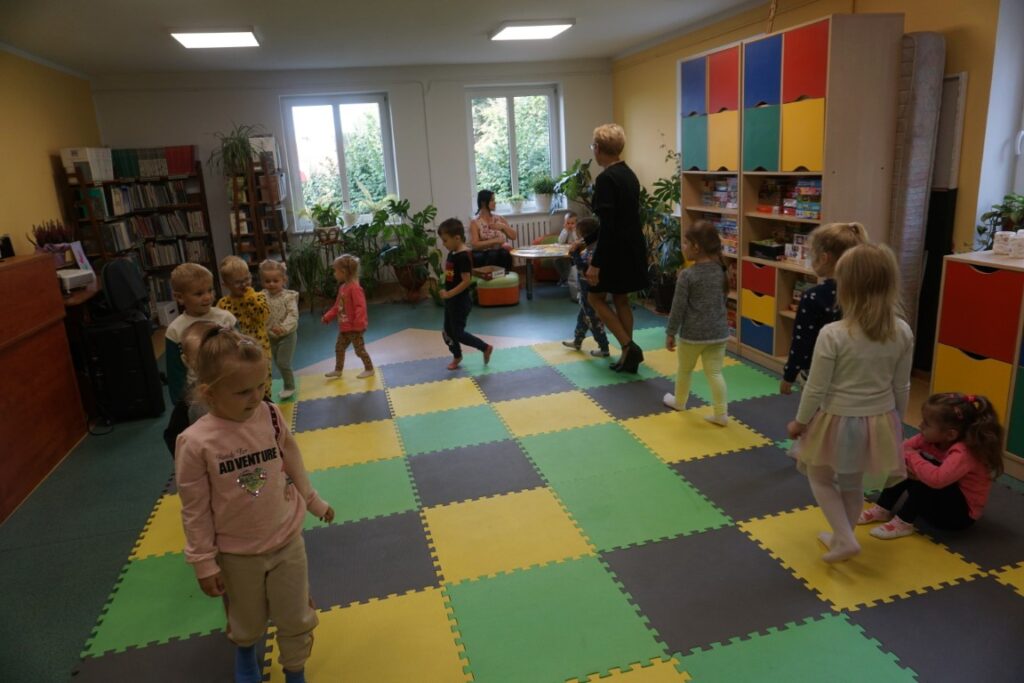 Dzieci poruszają się po okręgu