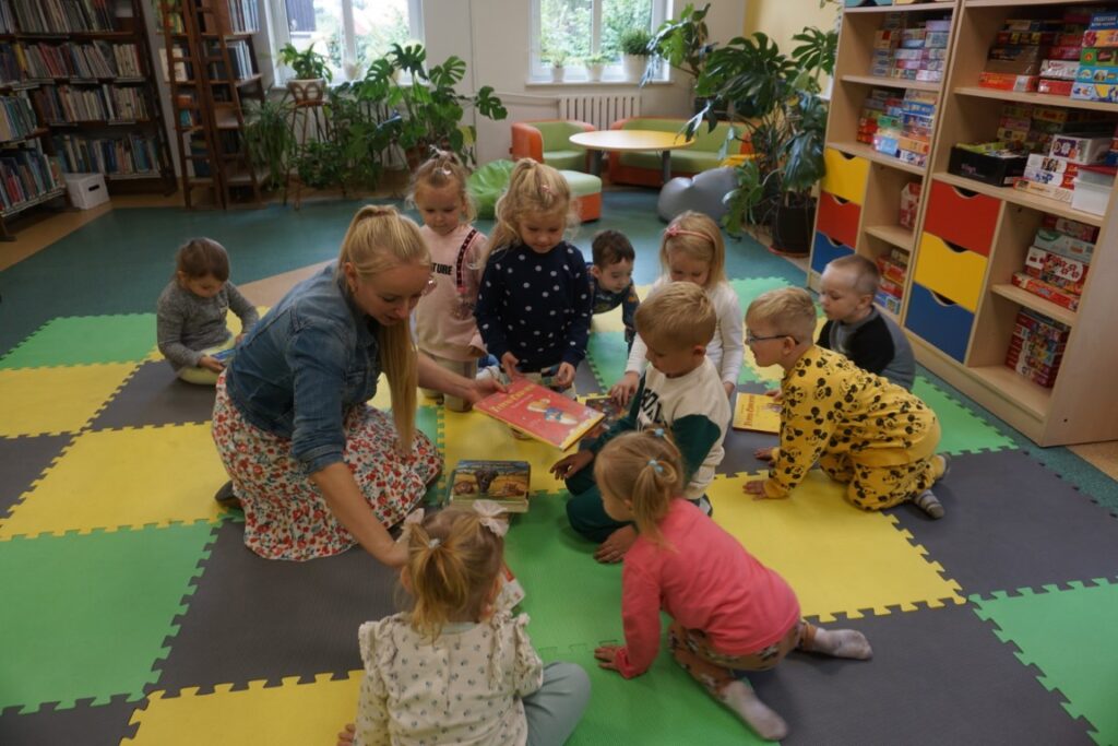 Maluchy porządkują książeczki