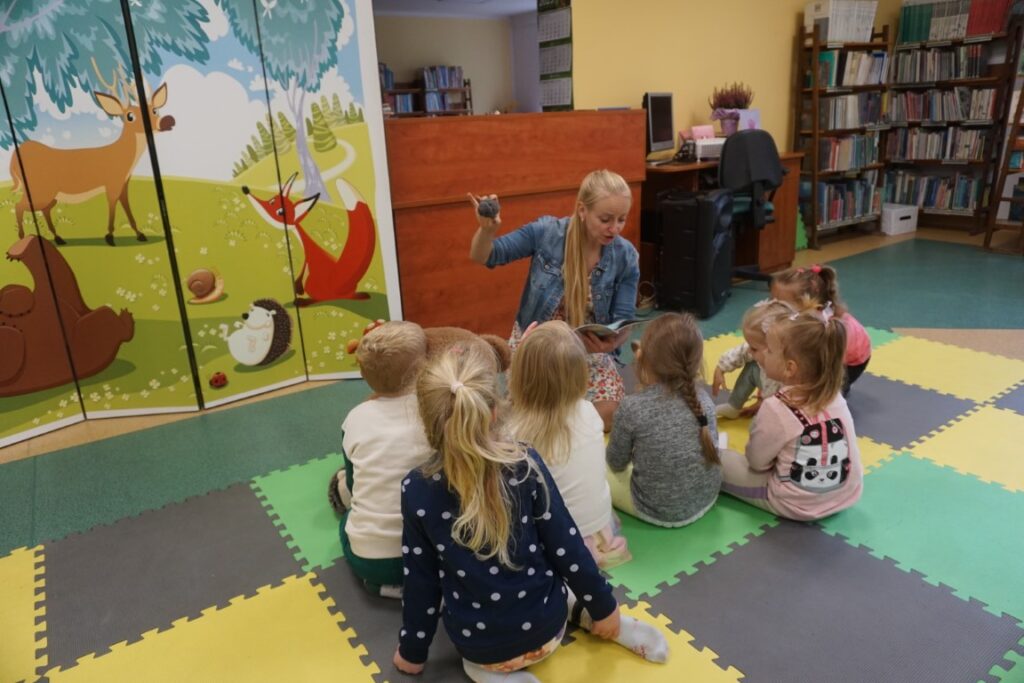 Pani bibliotekarka czyta dzieciom opowiadanie
