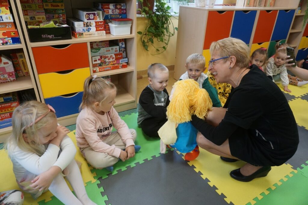 Dzieci oglądają książeczki