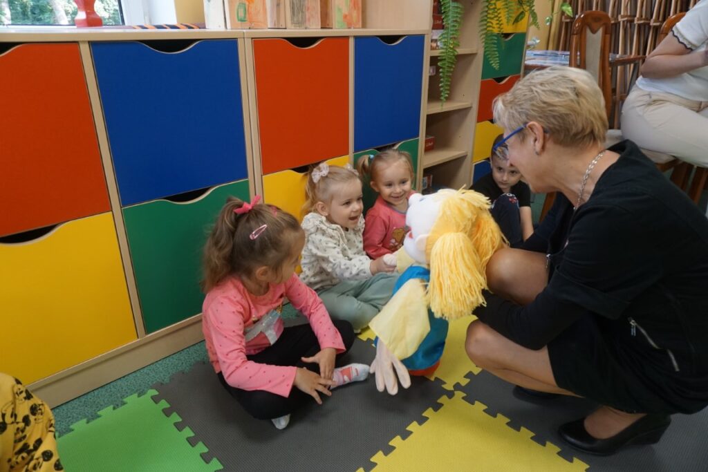 Dzieci oglądają książeczki