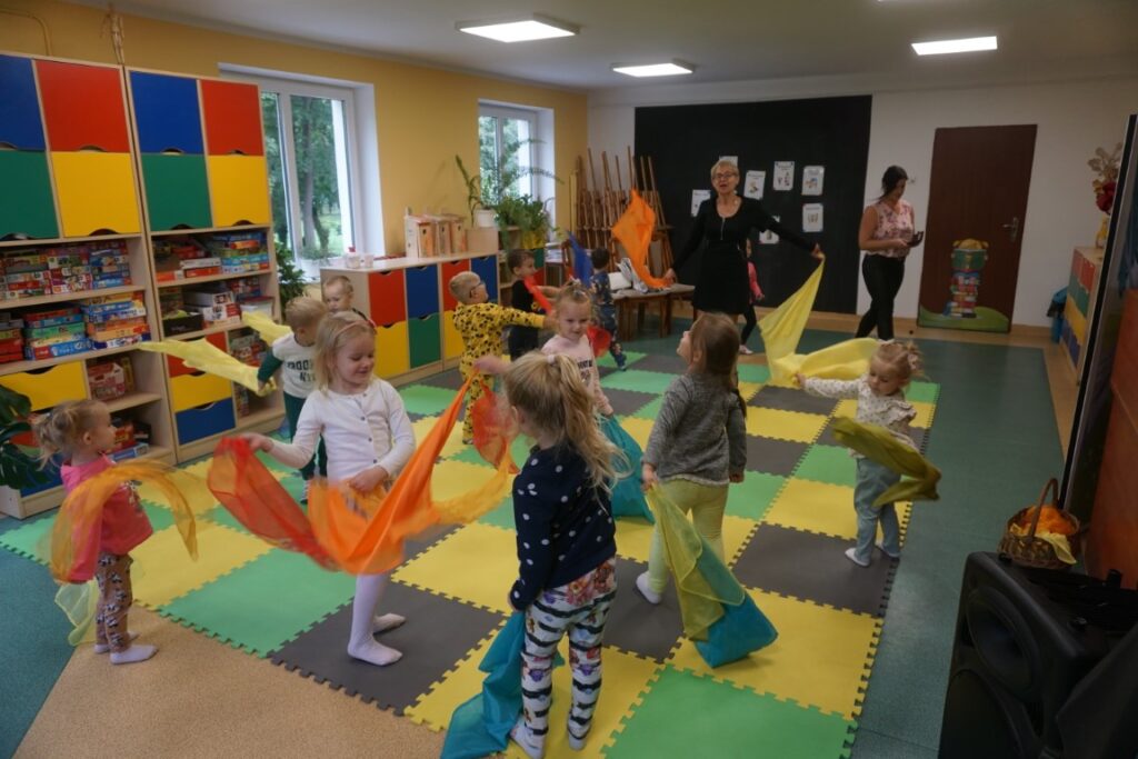 Dzieci tańczą z chustami
