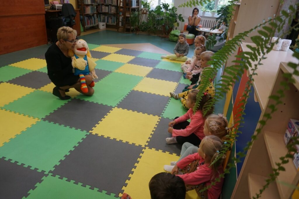 Pani bibliotekarka przedstawia dzieciom Lankę