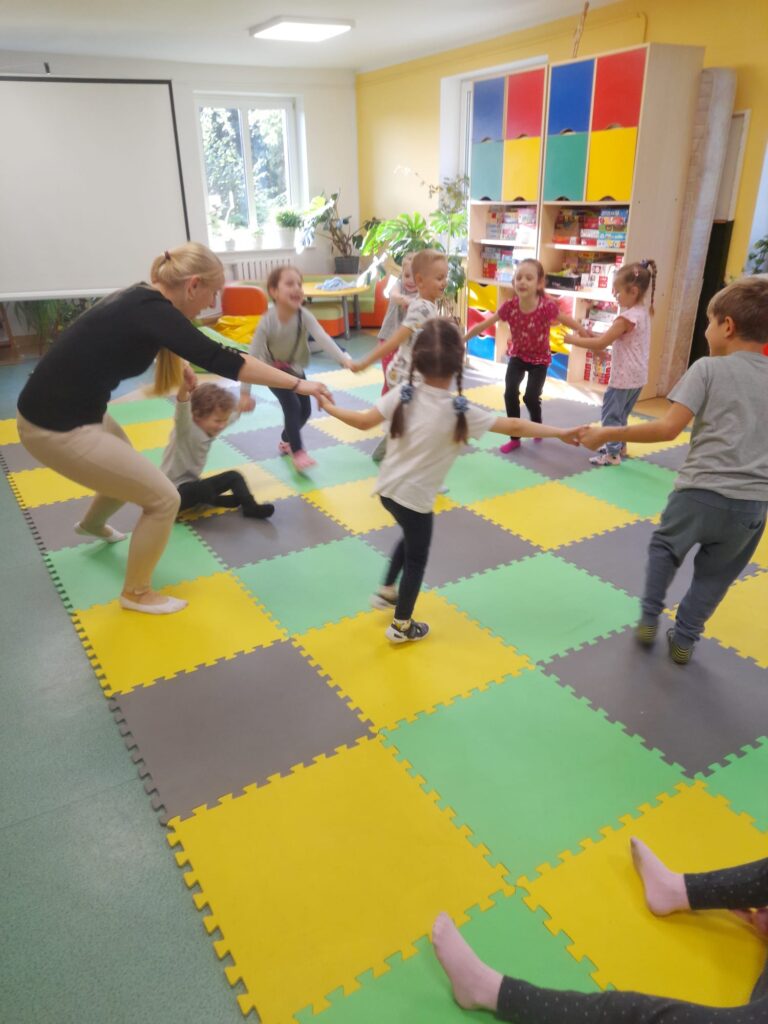 Przedszkolaki w oddziale dziecięcym BiCK podczas zajęć "Od zabawy do czytania"
