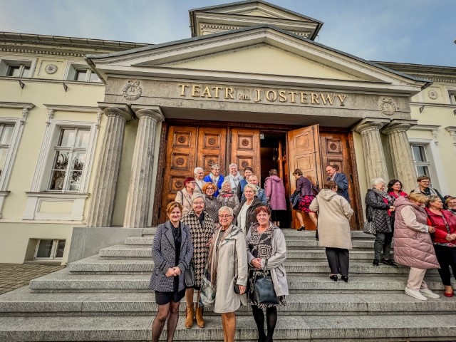 Trzcińscy Seniorzy na schodach teatru w Gorzowie Wielkopolskim