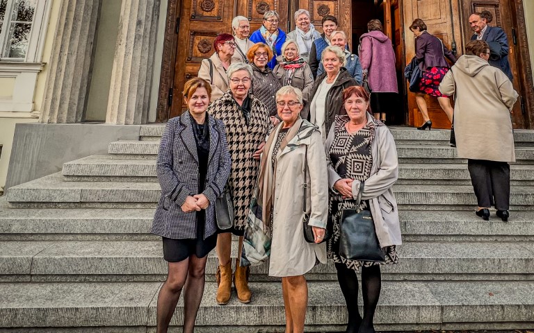 Trzcińscy Seniorzy na schodach teatru w Gorzowie Wielkopolskim