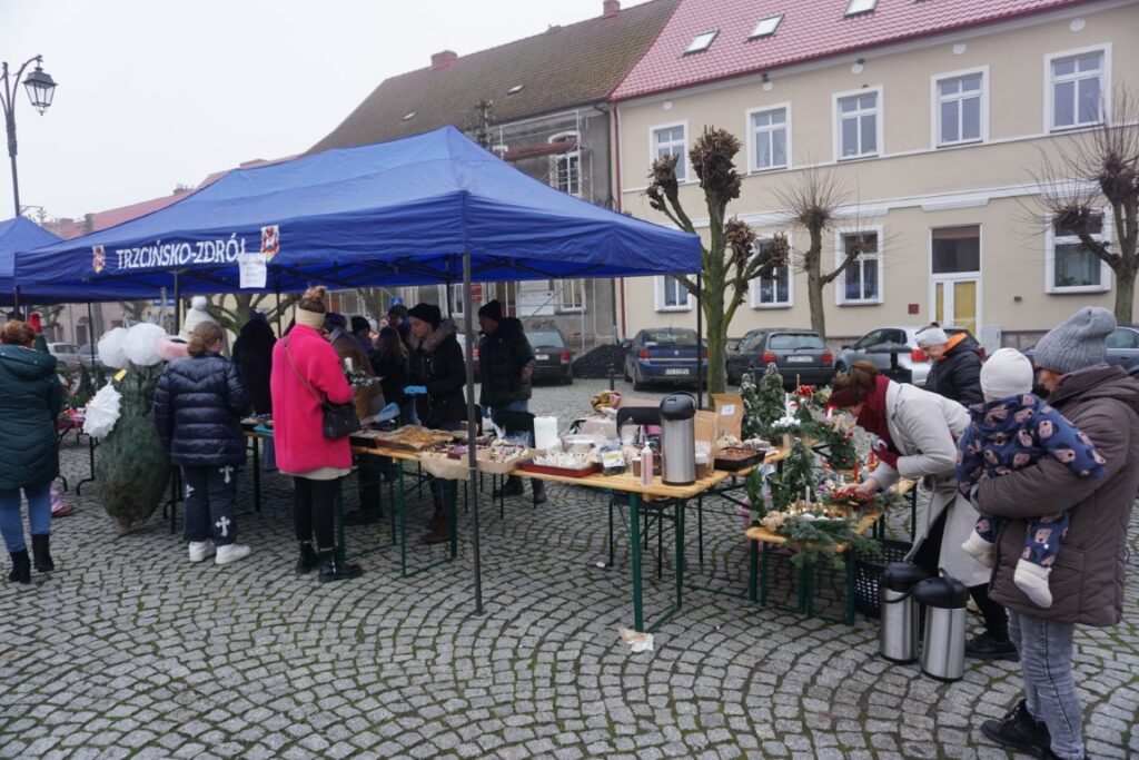 Kiermasz Bożonarodzeniowy, Rynek, stoiska, ozdoby świąteczne, rękodzieła, kupujący