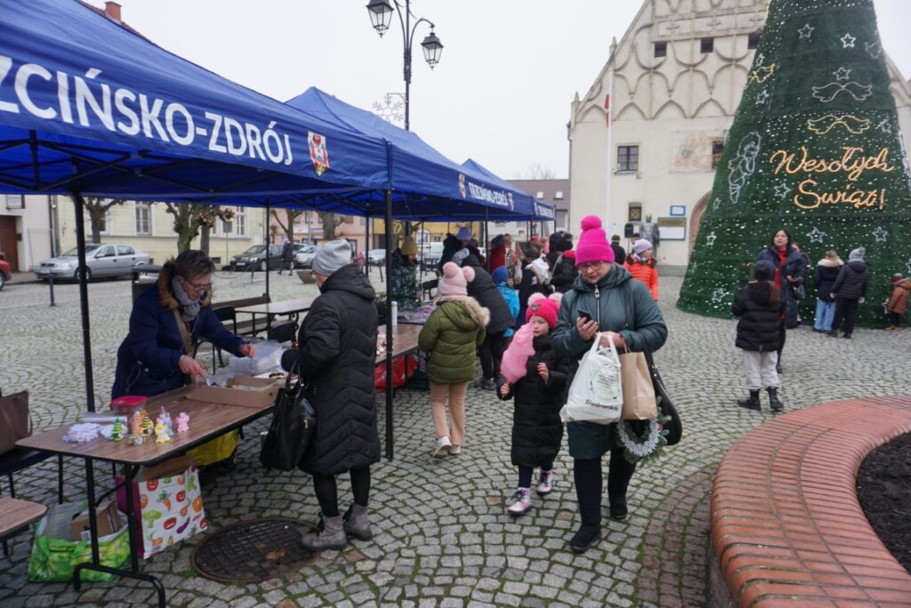 Kiermasz Bożonarodzeniowy, Rynek, stoiska, ozdoby świąteczne, rękodzieła, kupujący