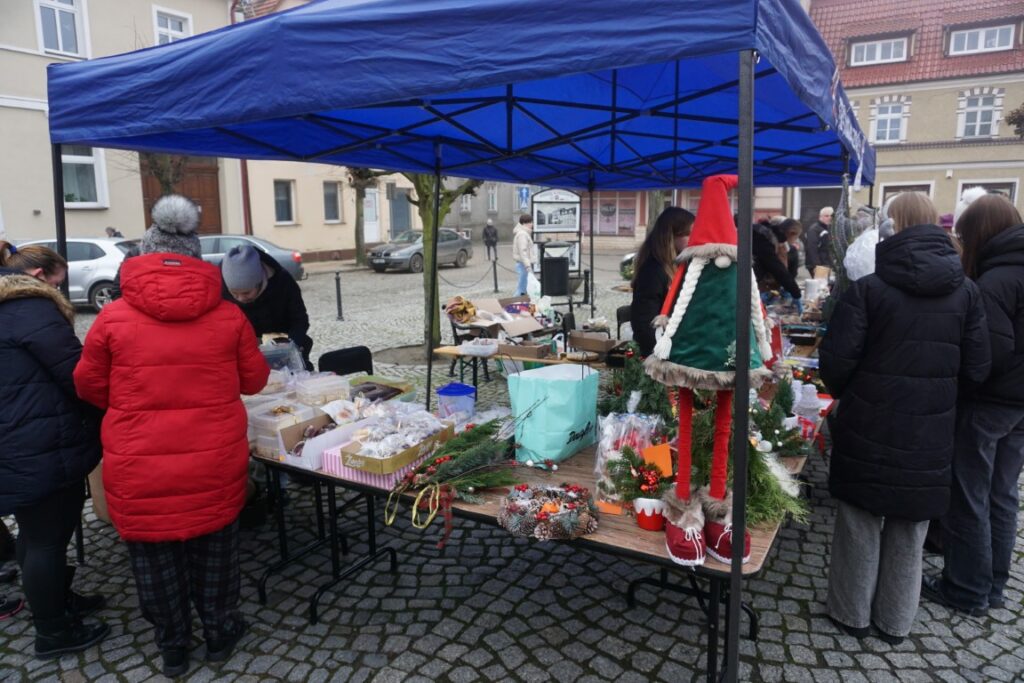 Kiermasz Bożonarodzeniowy, Rynek, stoiska, ozdoby świąteczne, rękodzieła, kupujący