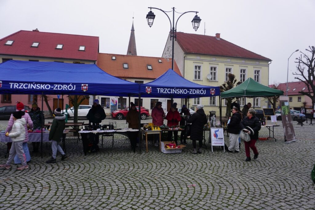 Kiermasz Bożonarodzeniowy, Rynek, stoiska, ozdoby świąteczne, rękodzieła, kupujący