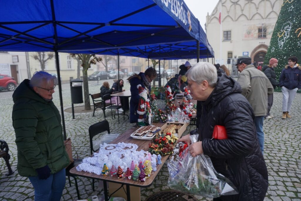 Kiermasz Bożonarodzeniowy, Rynek, stoiska, ozdoby świąteczne, rękodzieła, kupujący