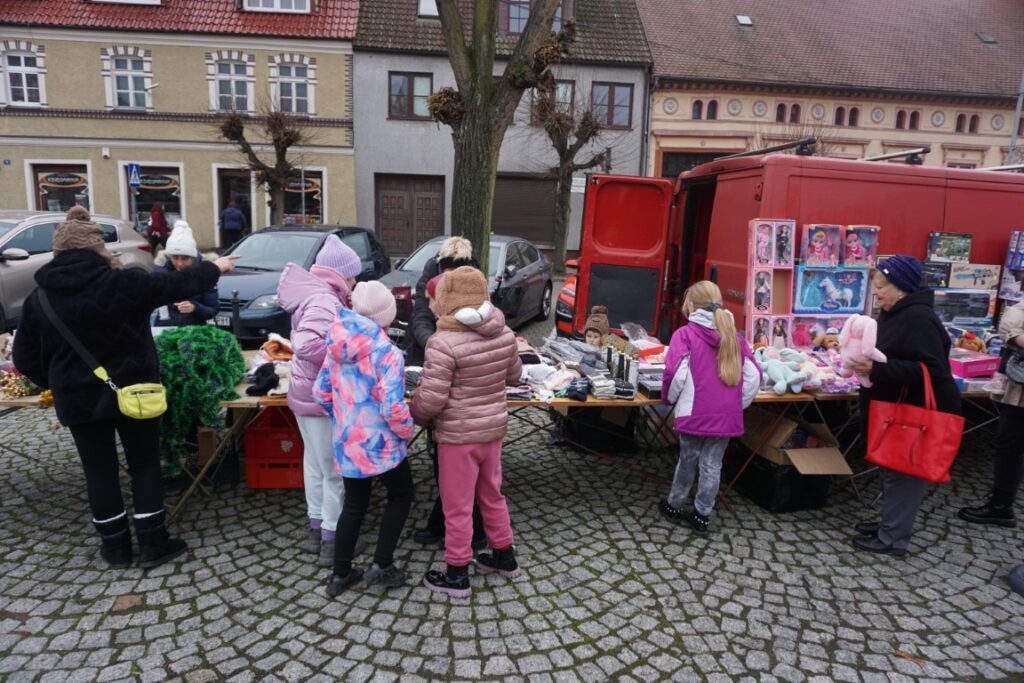 Kiermasz Bożonarodzeniowy, Rynek, stoiska, ozdoby świąteczne, rękodzieła, kupujący