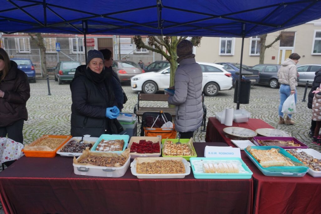 Kiermasz Bożonarodzeniowy, Rynek, stoiska, ozdoby świąteczne, rękodzieła, kupujący