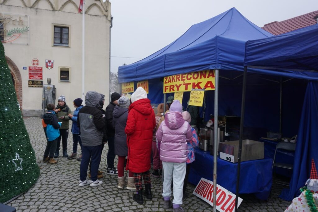 Kiermasz Bożonarodzeniowy, Rynek, stoiska, ozdoby świąteczne, rękodzieła, kupujący