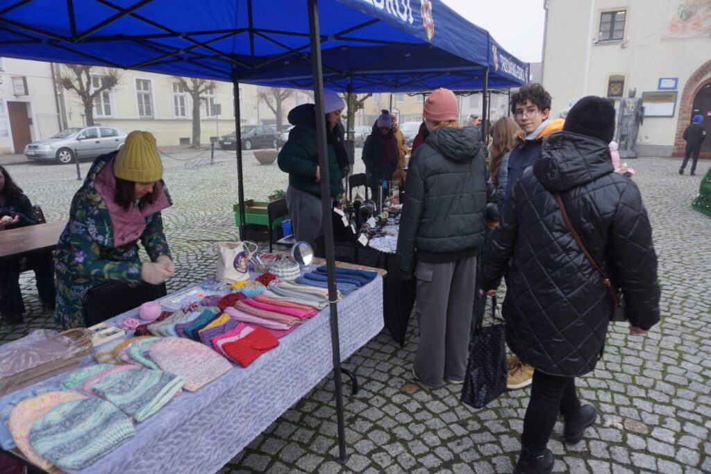 Kiermasz Bożonarodzeniowy, Rynek, stoiska, ozdoby świąteczne, rękodzieła, kupujący