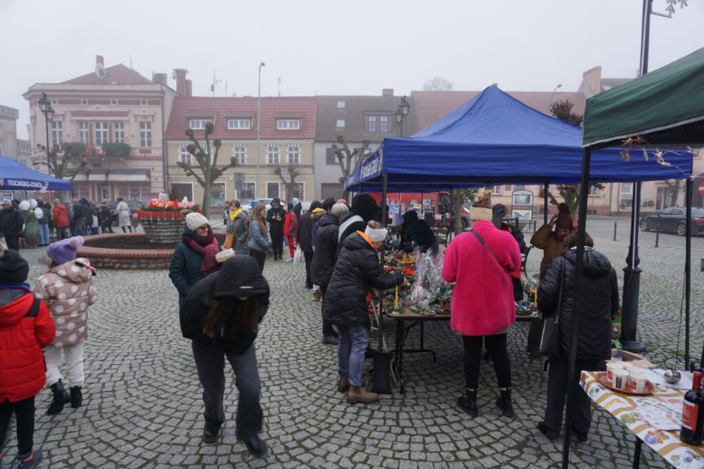 Kiermasz Bożonarodzeniowy, Rynek, stoiska, ozdoby świąteczne, rękodzieła, kupujący