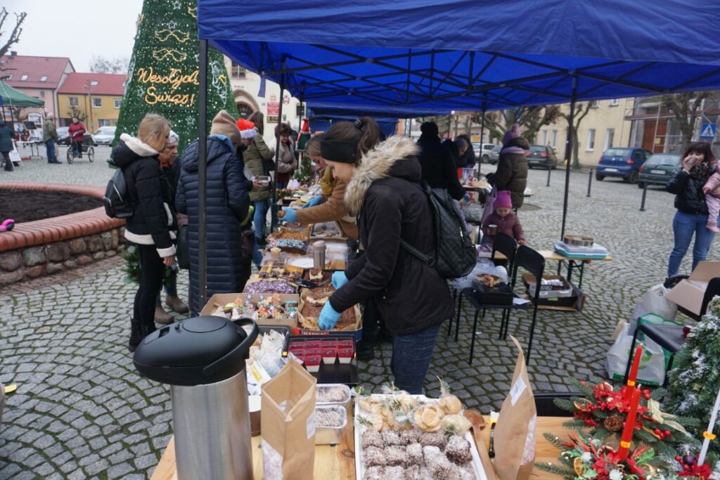 Kiermasz Bożonarodzeniowy, Rynek, stoiska, ozdoby świąteczne, rękodzieła, kupujący