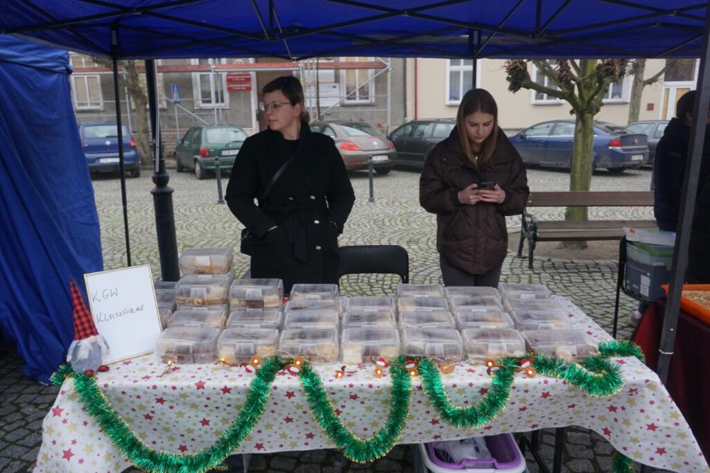 Kiermasz Bożonarodzeniowy, Rynek, stoiska, ozdoby świąteczne, rękodzieła, kupujący