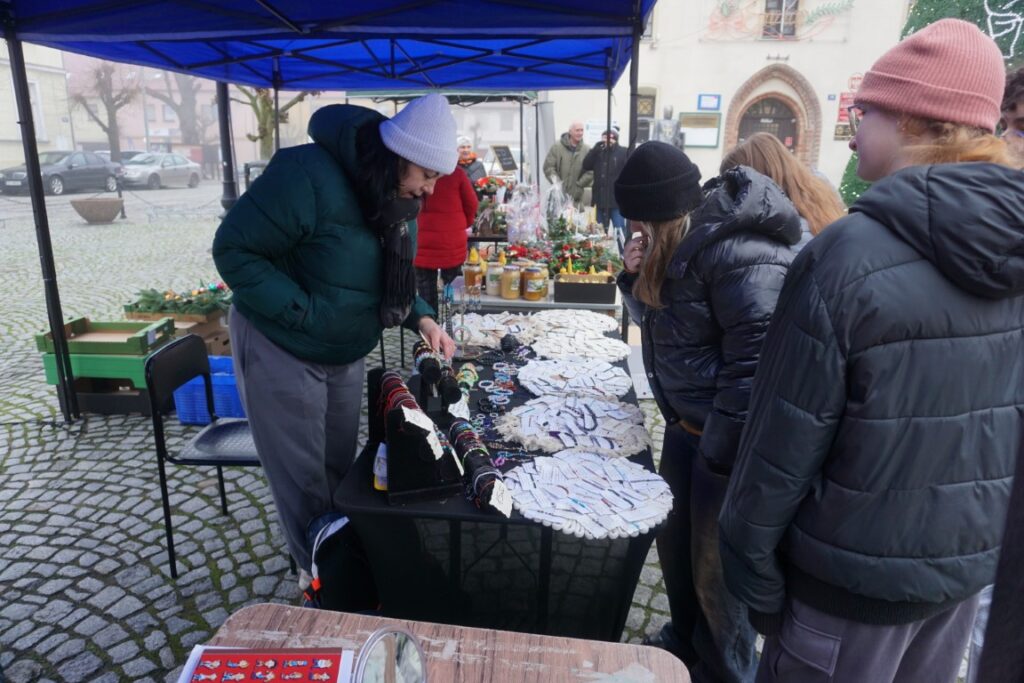 Kiermasz Bożonarodzeniowy, Rynek, stoiska, ozdoby świąteczne, rękodzieła, kupujący