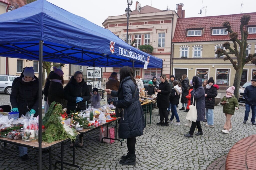 Kiermasz Bożonarodzeniowy, Rynek, stoiska, ozdoby świąteczne, rękodzieła, kupujący