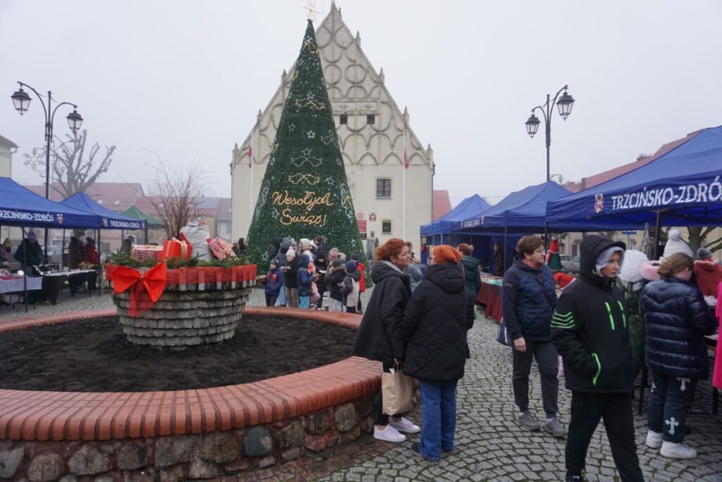 Kiermasz Bożonarodzeniowy, Rynek, stoiska, ozdoby świąteczne, rękodzieła, kupujący