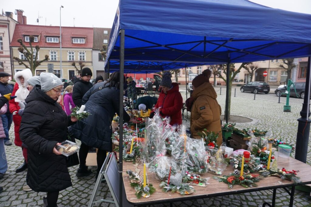 Kiermasz Bożonarodzeniowy, Rynek, stoiska, ozdoby świąteczne, rękodzieła, kupujący