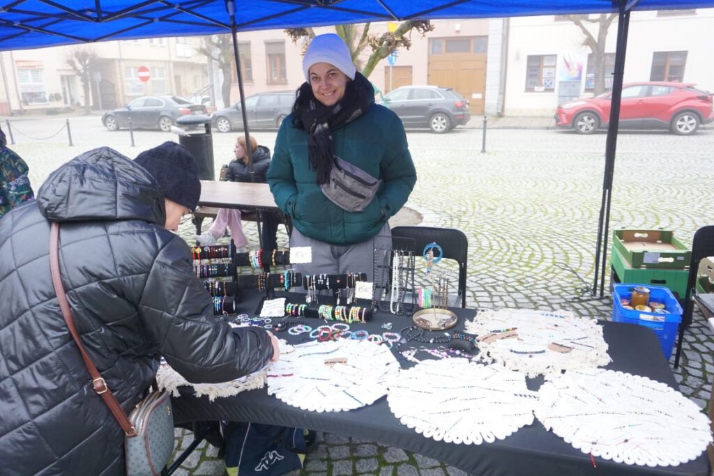 Kiermasz Bożonarodzeniowy, Rynek, stoiska, ozdoby świąteczne, rękodzieła, kupujący