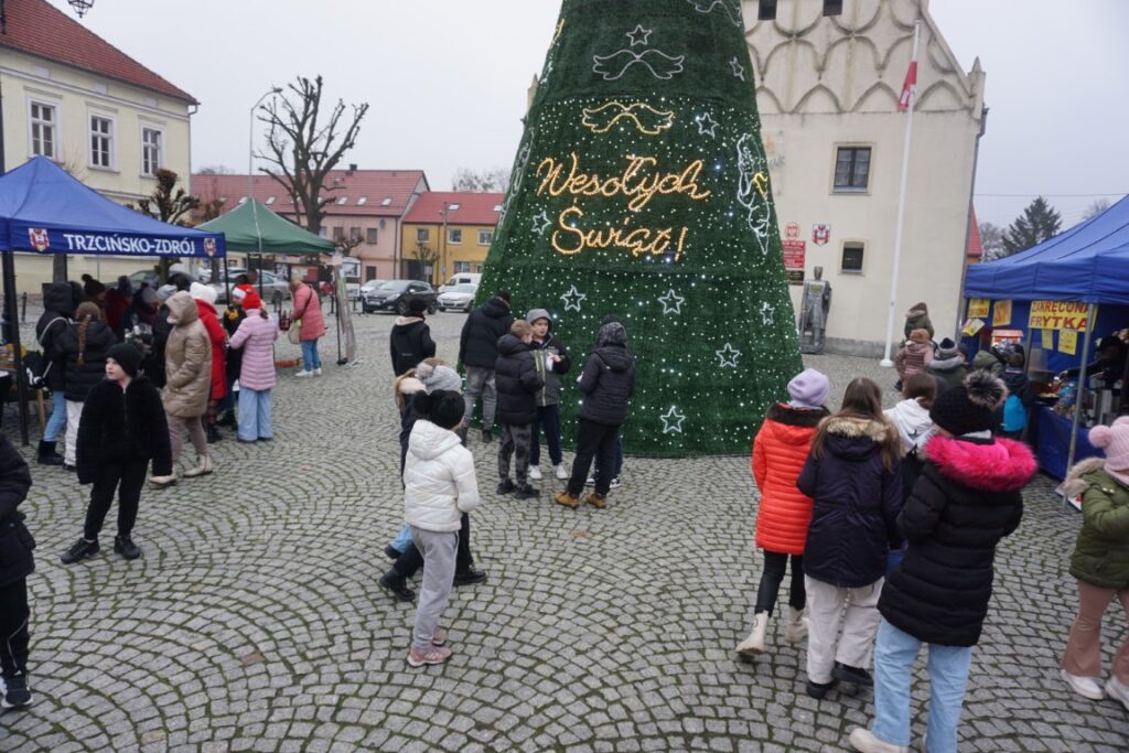 Kiermasz Bożonarodzeniowy, Rynek, stoiska, ozdoby świąteczne, rękodzieła, kupujący