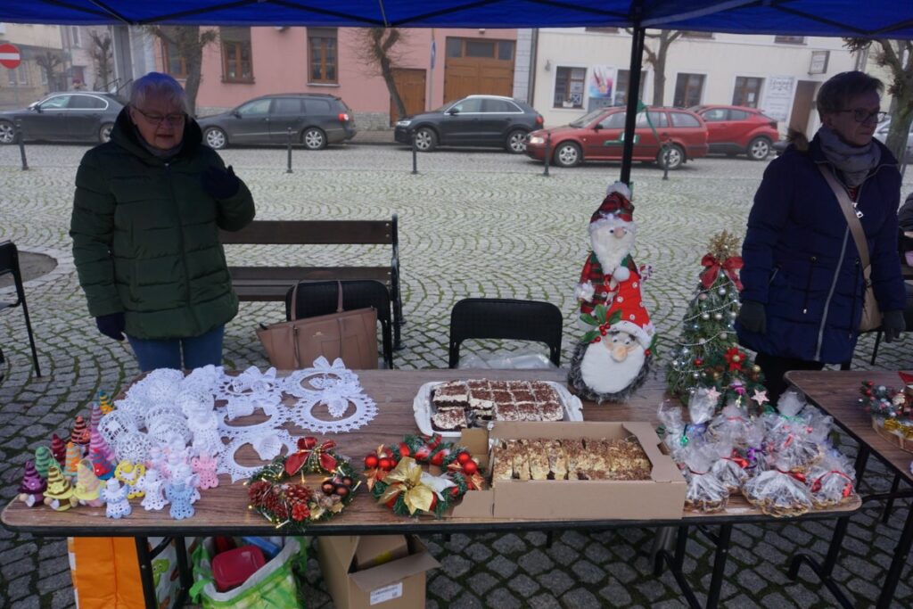 Kiermasz Bożonarodzeniowy, Rynek, stoiska, ozdoby świąteczne, rękodzieła, kupujący