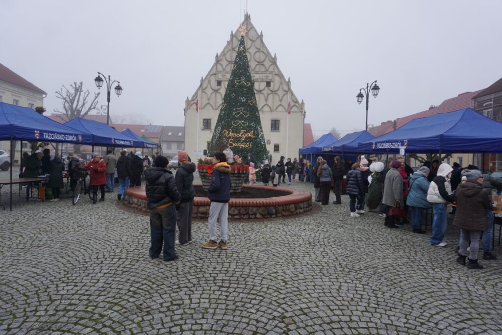 Kiermasz Bożonarodzeniowy, Rynek, stoiska, ozdoby świąteczne, rękodzieła, kupujący