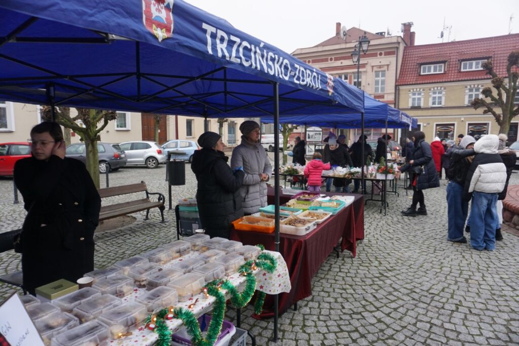 Kiermasz Bożonarodzeniowy, Rynek, stoiska, ozdoby świąteczne, rękodzieła, kupujący