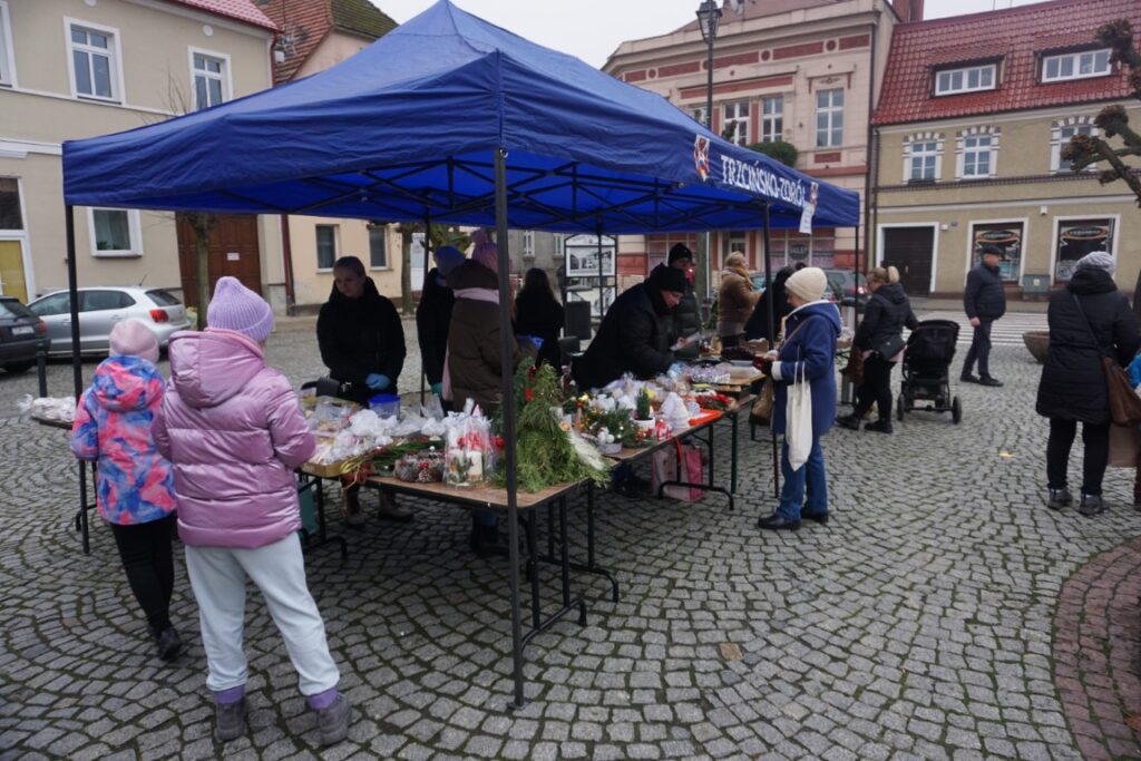 Kiermasz Bożonarodzeniowy, Rynek, stoiska, ozdoby świąteczne, rękodzieła, kupujący