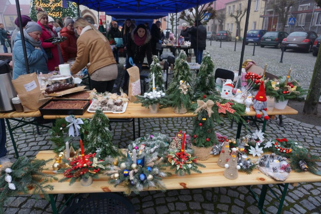 Kiermasz Bożonarodzeniowy, Rynek, stoiska, ozdoby świąteczne, rękodzieła, kupujący