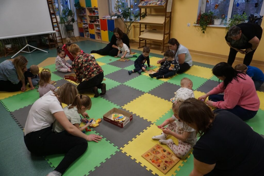 Dzień Babci i Dziadka, Akademia Malucha, Dzieci, Opiekunowie, Biblioteka Zabawy, Zajęcia, Malowanie.