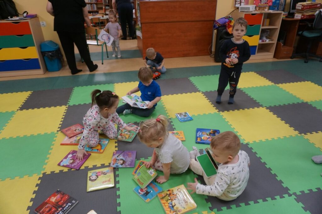 Dzień Babci i Dziadka, Akademia Malucha, Dzieci, Opiekunowie, Biblioteka Zabawy, Zajęcia, Malowanie.